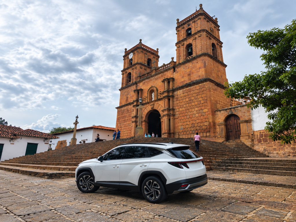 Plaza colonial con SUV blanca y catedral